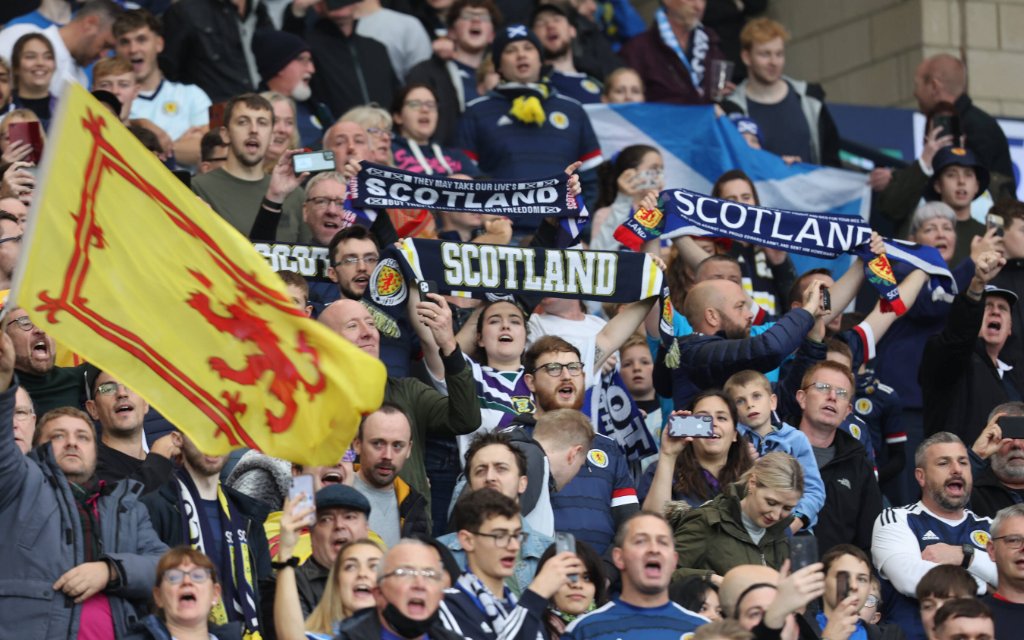 cotland v Israel FIFA World Cup, WM, Weltmeisterschaft, Fussball Qualifier 09-10-2021. Scotland fans sing the national anthem