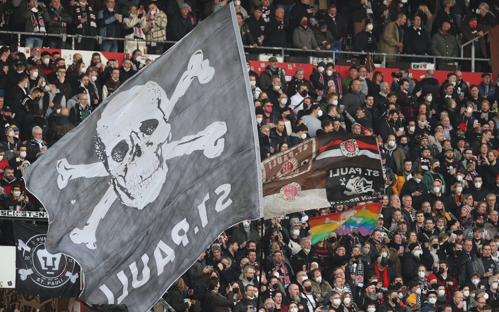 Fans des FC St. Pauli mit Fahnen