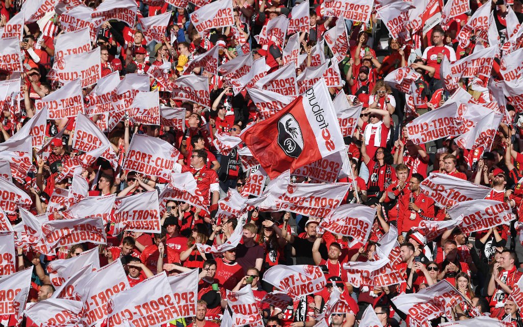 FUSSBALL DFB POKAL FINALE SAISON 2021/2022 IN BERLIN SC Freiburg - RB Leipzig 21.05.2022 SC Freiburg Fans machen Stimmung mit Fahnen im Berliner Olympiastadion