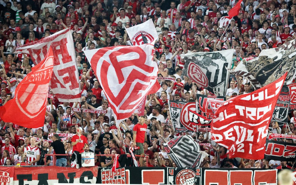 Essen, 02.09.2022, Stadion an der Hafenstrasse, Fussball, 3.Liga, 7.Spieltag , Rot Weiß Essen vs. FC Erzgebirge Aue 2:1 1:0 , Im Bild Fans von Rot Weiss Essen