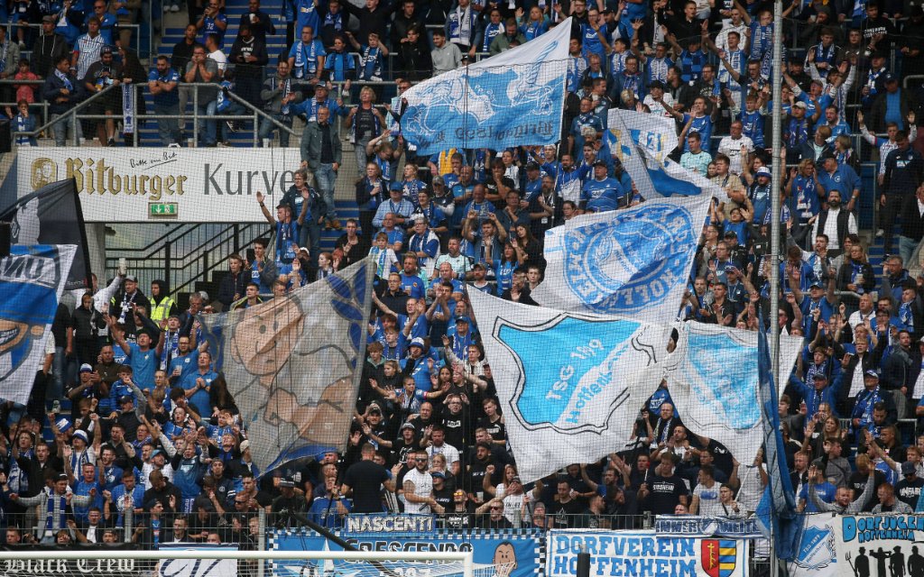 Hoffenheim Fans mit Fahnen 10.09.2022, Fußball, 1. Bundesliga, TSG 1899 Hoffenheim - 1. FSV Mainz 05, 6. Spieltag, Saison 2022/23, PreZero Arena, Sinsheim