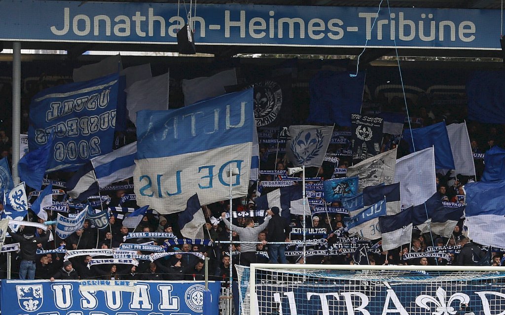 2. Bundesliga SV Darmstadt 98 - Holstein Kiel 02.04.2022 Fans des SV Darmstadt 98 auf der Jonathan-Heimes-Tribuene