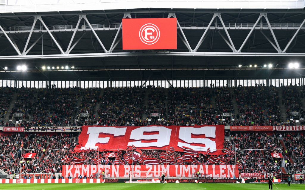 Fussball, 2. Bundesliga, Deutschland, Herren, Saison 2021/2022, 31. Spieltag, Merkur-Spiel-Arena Düsseldorf, Fortuna Düsseldorf rot - Dynamo Dresden gelb 2:2 Choreographie der Fortuna Fans: Kämpfen bis zum Umfallen.