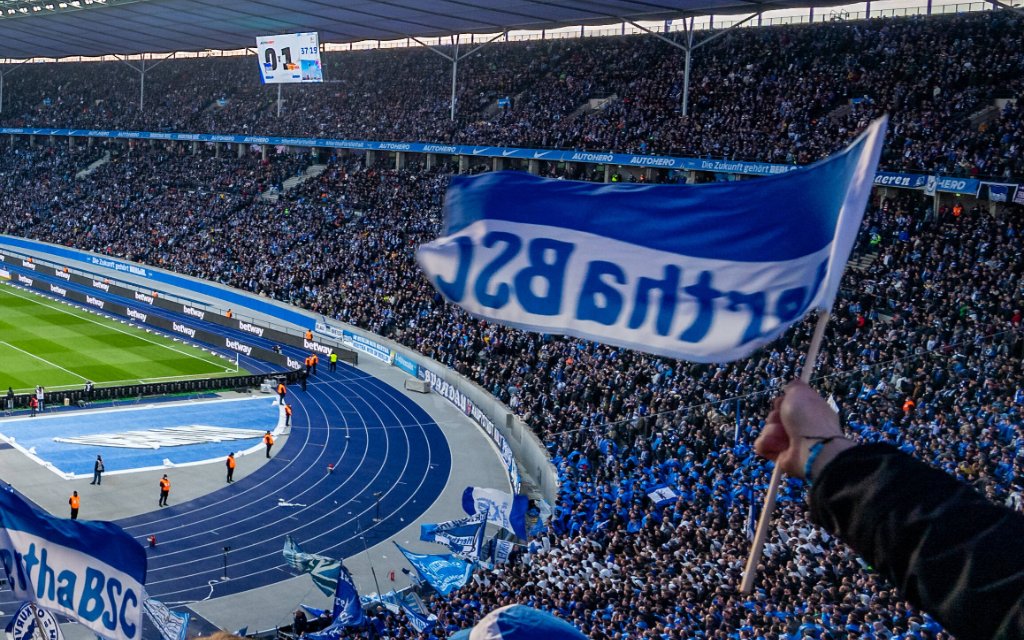 Fussball Berlin 09.04.2022 Saison 2021 / 2022 1. Bundesliga / DFL Hertha BSC Berlin - 1. FC Union Berlin Berliner Olympiastadion Sportstätte Ausverkauft Hertha Fans